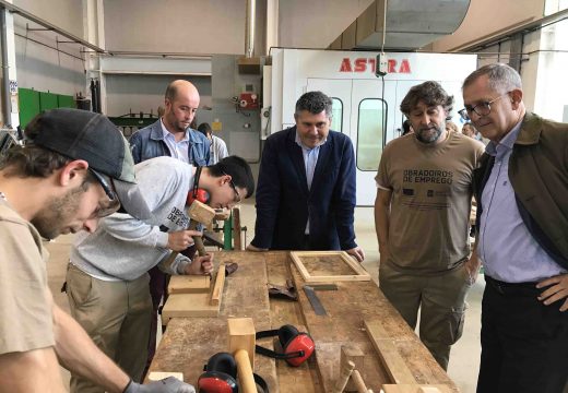 Ovidio Rodeiro visita o obradoiro de emprego de garantía xuvenil de Carballo que forma a 12 alumnos en carpintería e moble